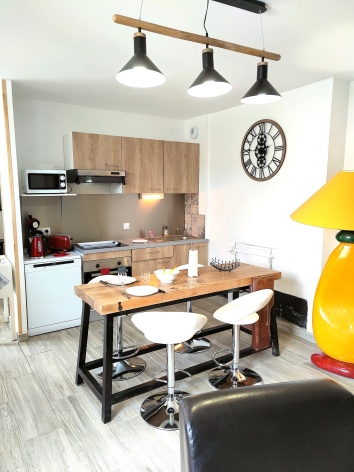2-Rd-Ana-Atelier-Auguste-Vue-sur-kitchen.jpg