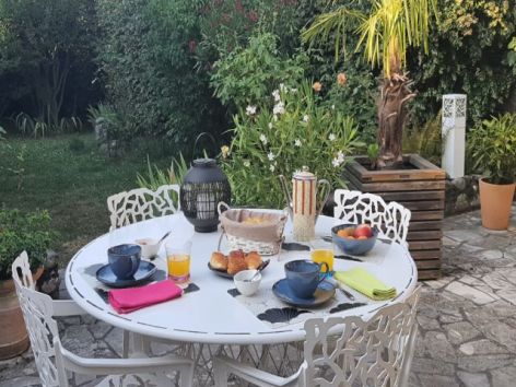 8-Petit-dejeuner-en-terrasse-2.jpg