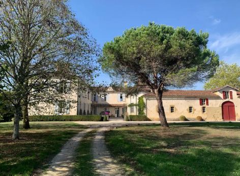 20-Meuble-location---Chateau-de-Seailles.JPG