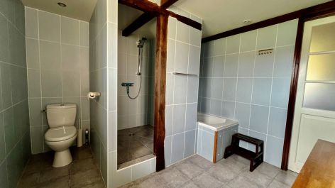 7-Domaine-La-Barbe-gite-salle-de-bain-etage-1-web.jpg