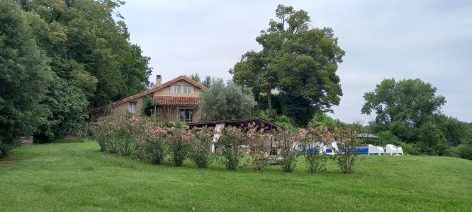27-Vue-exterieure-gite---Domaine-Tipaut.jpg
