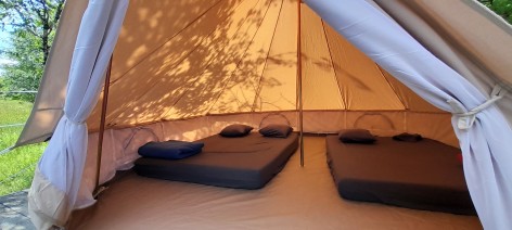 2-Lits-tipi-champetre---Domaine-Calabel.jpg