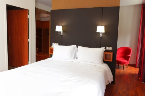 4-HPH20---HOTEL-LA-BRECHE-DE-ROLAND---Gedre----Chambre-2-2.jpg