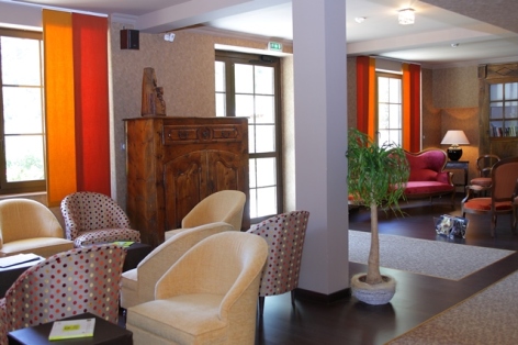 9-HPH20---HOTEL-LA-BRECHE-DE-ROLAND---Gedre---Salon-3.JPG