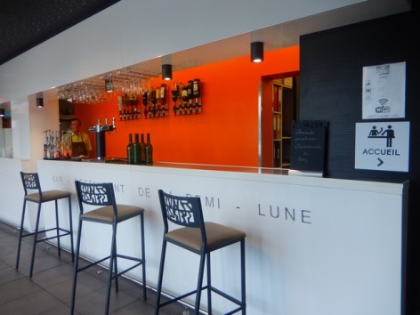 5-HPH129-Hotel-de-La-Demi-Lune-bar.jpg