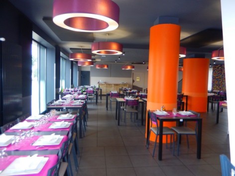 8-HPH129-Hotel-de-La-Demi-Lune-restaurant.jpg