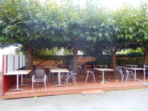 9-HPH129-Hotel-de-La-Demi-Lune-terrasse.jpg