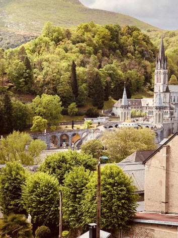 5-Lourdes-hotel-ND-Lorette-vue-sanctuaire-basilique.jpg