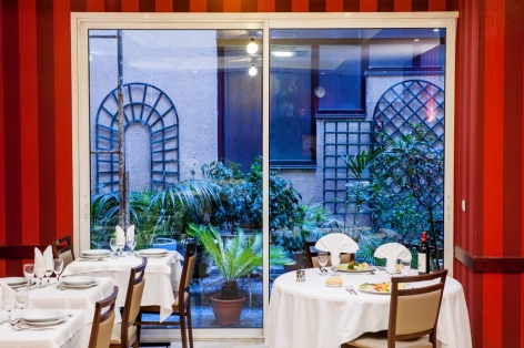 10-HPH109---HOTEL-SAINT-SAUVEUR---Restaurant-vue-baie-vitree---LOURDES.jpg