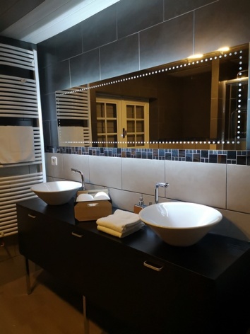 5-Hotel-La-Sapiniere-Salle-de-bain-double-vasque-WEB.jpg