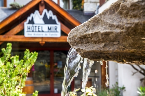 12-FONTAINE-ENTREE-HOTEL-MIR.jpg