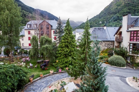 13-HOTEL-MIR---JARDIN-DEPUIS-2EME-ETAGE.jpg