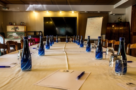 20-TABLE-SALLE-SEMINAIRE-HOTEL-MIR.jpg