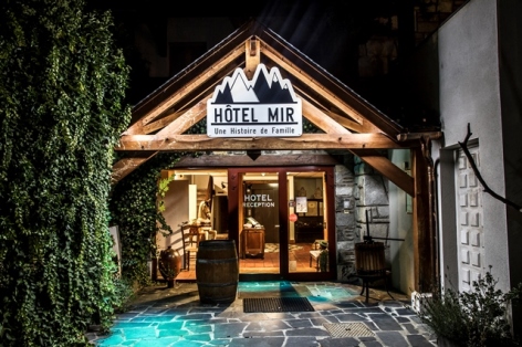 5-ENTREE-HOTEL-MIR-DE-NUIT.jpg