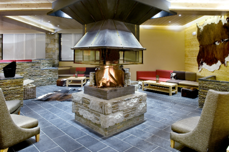 13-HPH17--HOTEL-MERCURE---Salon-cheminee---ST-LARY--1-.png