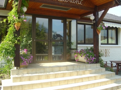 1-entree1-hotellesrochers-saintsavin-hautespyrenees.jpg