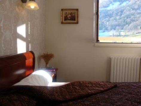 10-chambre3-hotellesrochers-saintsavin-hautespyrenees.jpg