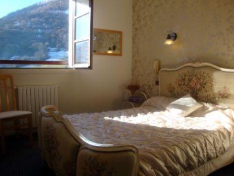 12-chambre2-hotellesrochers-saintsavin-hautespyrenees.jpg