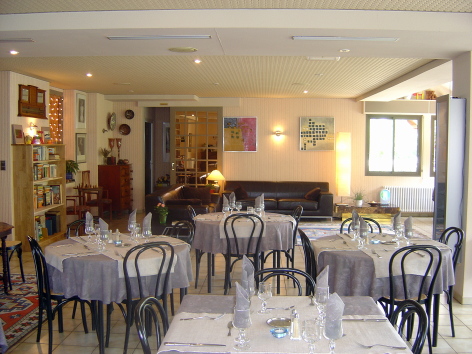 2-sallerestaurant2-hotellesrochers-saintsavin-hautespyrenees.jpg