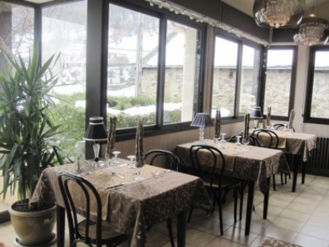 4-salleamanger-hotellesrochers-saintsavin-hautespyrenees.jpg.JPG