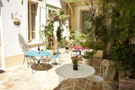 1-HPH167---HOTEL-HENRI-IV---Patio--TARBES.jpeg