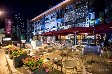 1-HPH120---HOTEL-ANETO---Fachada-SHA-nocturna.jpg