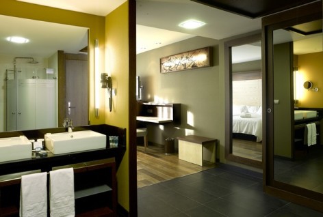 8-HPH120---Hotel-Aneto---chambre-familiale-sdb.jpg
