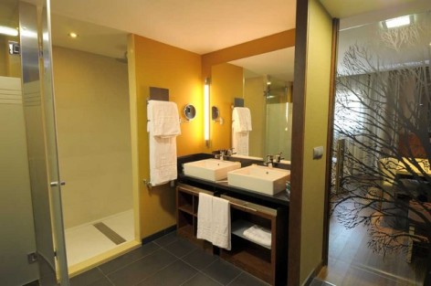 9-HPH120---Hotel-Aneto---sdb.jpg