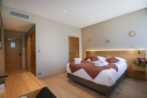 2-HPH155---HOTEL-CASTEL-D-ALTI---Chambre-SUP.jpg