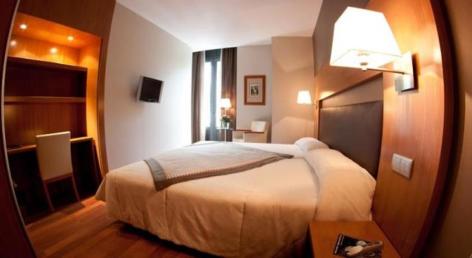 1-HPH156---HOTEL-ALTI---LUCHON---Chambre-Double-Sup.jpg