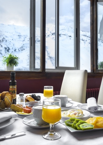 1-HPH176---HOTEL-TOBAZO---CANDANCHU---Desayuno.jpg