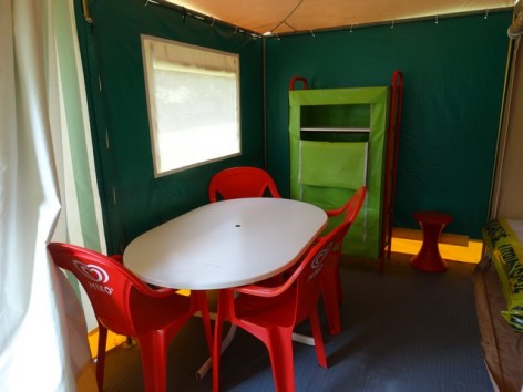 4-HPMH10---A-l-ombre-des-tilleuls---bungalow-toile-interieur.jpg