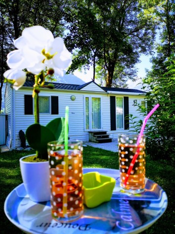5-Camping-Le-Rioumajou-mobilhome-apero.jpg