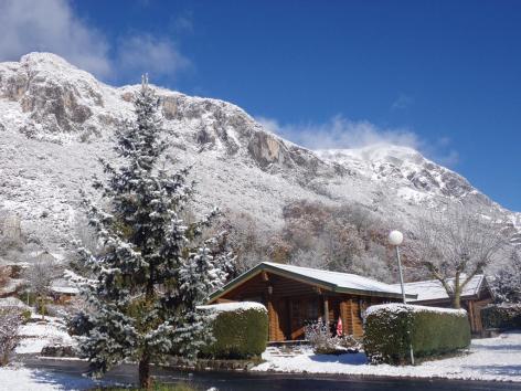 9-HPMH05---Camping-le-Soleil-du-Pibeste---Chalet-ext-hiver-neige-montagne.JPG