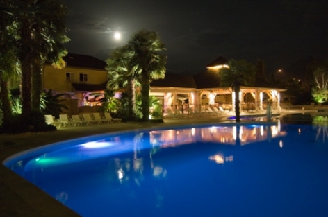 7-piscinenocturne-campingles3vallees-argelesgazost-HautesPyrenees-creditbernardlautier.jpg