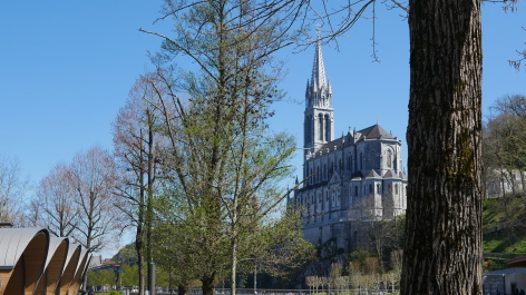 0-Basilique-Immaculee-Conception-vue-chapelles-des-lumieres--OTLourdes-avril2023.JPG