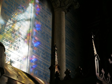2-Detail-ex-votos-reflets-vitraux-basilique-Immaculee-Conception--OTLourdes-fevrier2024.jpg