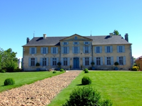 3-ChateauDeGarderes-DavidLiagre2009-Chateau-de-face-BD.JPG