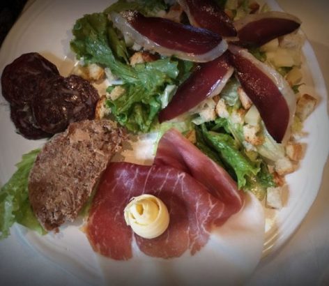 5-ferme-auberge-lac-puydarrieux-salade-gasconne-charcuterie-633x550.jpg