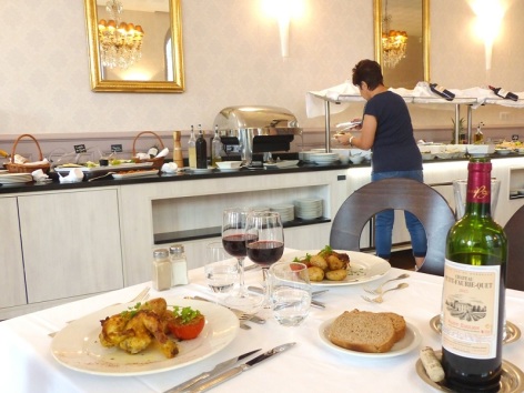 3-Restaurant-Le-Chapelle---Parc---buffet.JPG