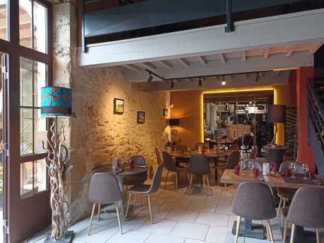 2-Restaurant-salle-interieur-Tillac-Gers--La-Tablee-de-Tillac.jpg