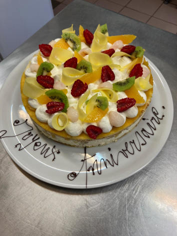 1-Gateau-anniversaire-restaurant-Riscle---Le-d-Artagnan.jpg
