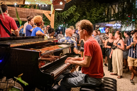 17-Restaurant-a-Marciac-Pianiste-JGO.jpg