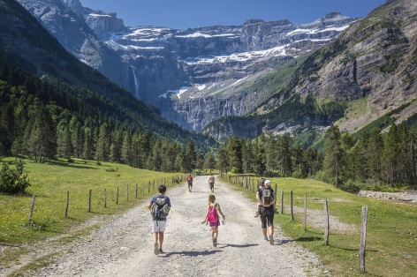 0-vallleesdegavarnie-Gavarnie-cirque-famille-PierreMeyer-3.jpg