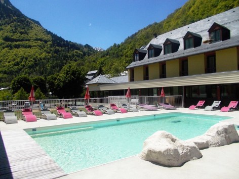 3-17--Piscine-Exterieure-2014---Les-Marronniers-Domaine-de-Pyrene-Cauterets--Copier-.JPG