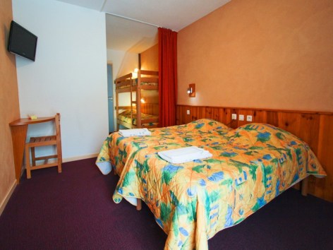 4-6--Chambre-Familiale---Les-Marronniers-Domaine-de-Pyrene-Cauterets--Copier-.jpg