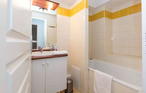 3-tmp4654-location-ski-saint-lary-soulan-residence-odalys-soleil-d-aure-10-SALLE-DE-BAIN.jpg