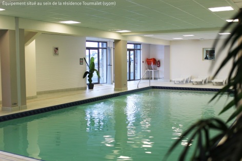 18-HPRT5-MER-ET-GOLF-LA-MONGIE-02-salle-de-piscine-02.jpg