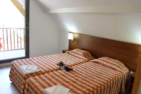 12-HPRT20-MER-ET-GOLF-LA-MONGIE---06-Tourmalet-chambre-04-3pieces-8pers.JPG